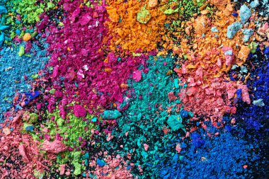 Siyah bir zemin üzerine çok renkli tebeşir kırıntıları. Joy, karnaval. Panorama. Çocuklar için bir oyun. Sanat