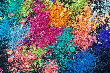 Siyah bir zemin üzerine çok renkli tebeşir kırıntıları. Joy, karnaval. Panorama. Çocuklar için bir oyun. Sanat