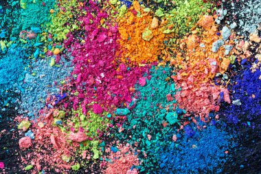 Siyah bir zemin üzerine çok renkli tebeşir kırıntıları. Joy, karnaval. Panorama. Çocuklar için bir oyun. Sanat