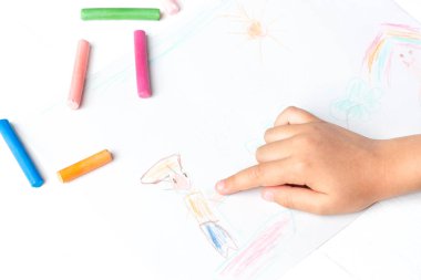 Bir kız bir mum boya, bir pastel, bir yolculuk denizin çizer. Gemi, gemici, çocuk, palm, deniz