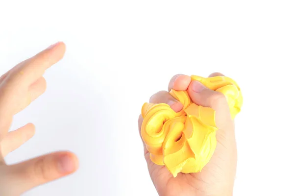 Dětská ruka tiskněte domácí Goo a žlutý sliz. Bílé pozadí — Stock fotografie
