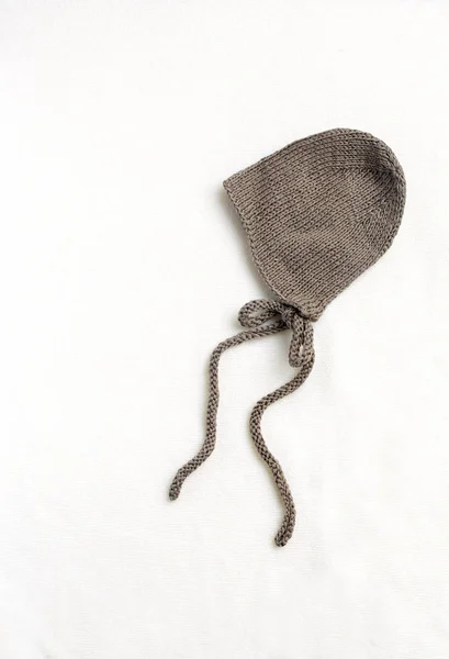 Sombrero marrón para niños pequeños recién nacidos sobre un fondo blanco. Vista superior, plano — Foto de Stock