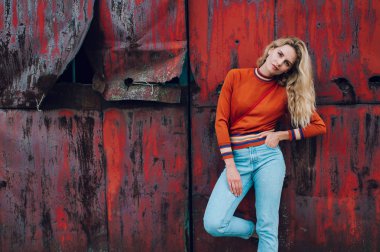 eski paslı metal geçit arka planı poz genç güzel kadın