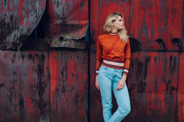 eski paslı metal geçit arka planı poz genç güzel kadın