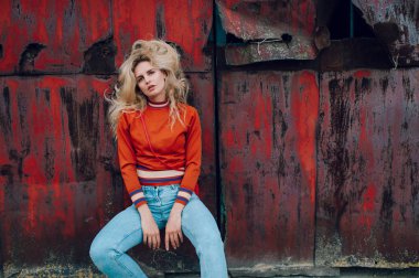 eski paslı metal geçit arka planı poz genç güzel kadın