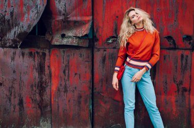 eski paslı metal geçit arka planı poz genç güzel kadın