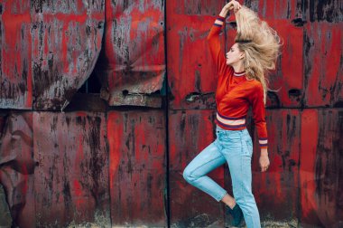 eski paslı metal geçit arka planı poz genç güzel kadın