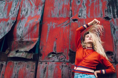 eski paslı metal geçit arka planı poz genç güzel kadın