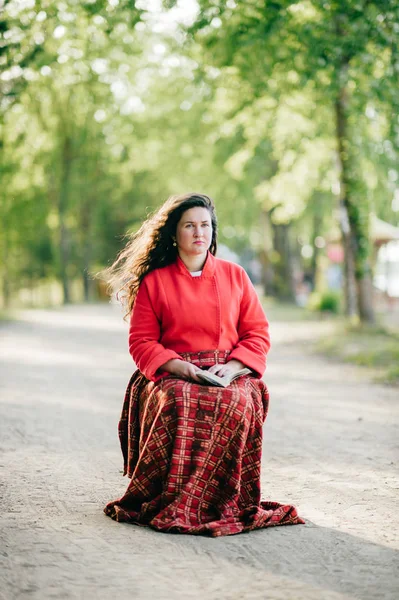 Behinderte Frau Mit Buch Sitzt Stuhl Mit Karierten Deckbeinen — Stockfoto