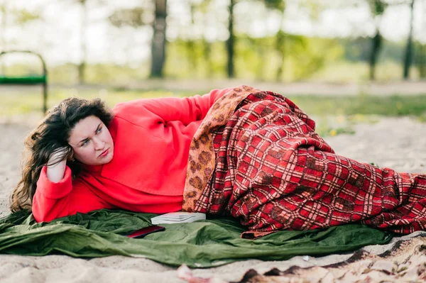 Žena Červené Bundě Odpočinku Pláži Pod Dekou — Stock fotografie