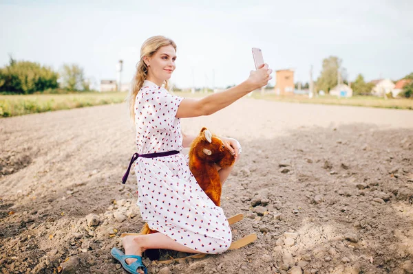 Vacker Blond Kvinna Tar Selfie Smartphone Medan Ridning Leksak Häst — Stockfoto