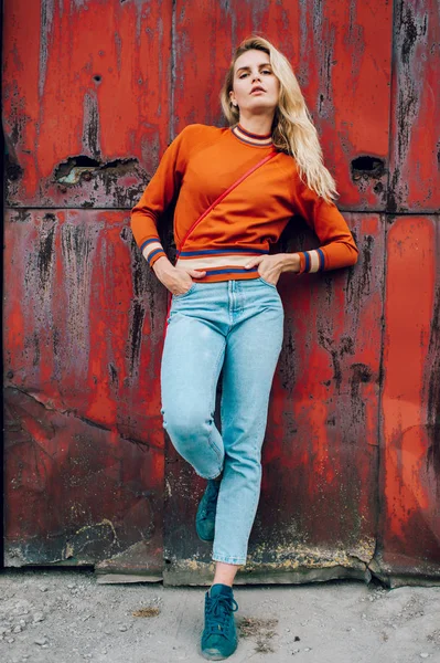 eski paslı metal geçit arka planı poz genç güzel kadın