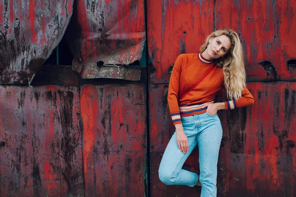 eski paslı metal geçit arka planı poz genç güzel kadın