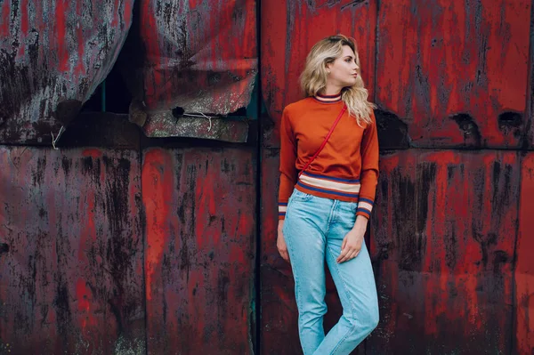 eski paslı metal geçit arka planı poz genç güzel kadın