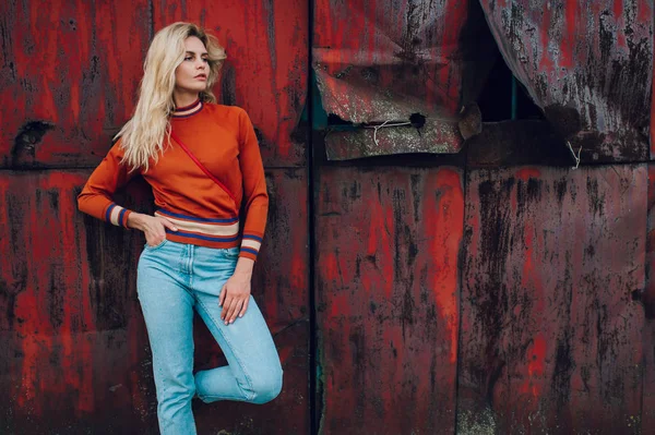 eski paslı metal geçit arka planı poz genç güzel kadın