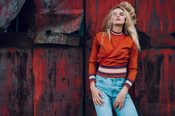 eski paslı metal geçit arka planı poz genç güzel kadın