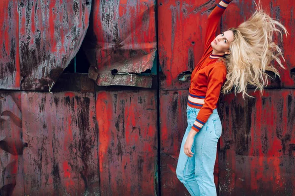 eski paslı metal geçit arka planı poz genç güzel kadın