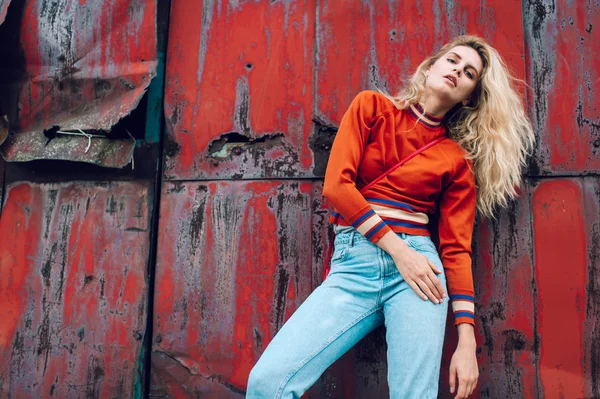 eski paslı metal geçit arka planı poz genç güzel kadın