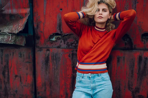 eski paslı metal geçit arka planı poz genç güzel kadın