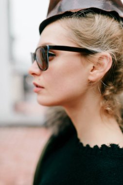 sokakta poz güzel genç kadın portresi