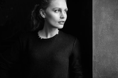 güzel zarif kadının siyah beyaz portre