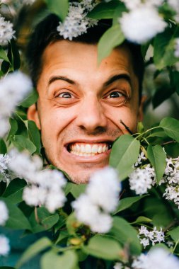 Güzel leylak çalıların genç adam portresi portre