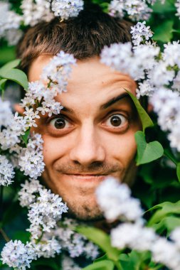 Güzel leylak çalıların genç adam portresi portre