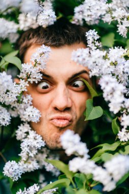 Güzel leylak çalıların genç adam portresi portre
