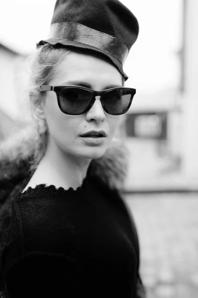 Güzel Genç Kadının Caddesi Üzerinde Siyah Beyaz Portre — Stok fotoğraf