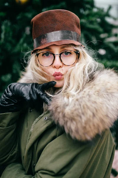 Retrato Atraente Jovem Mulher Com Cabelo Loiro — Fotografia de Stock