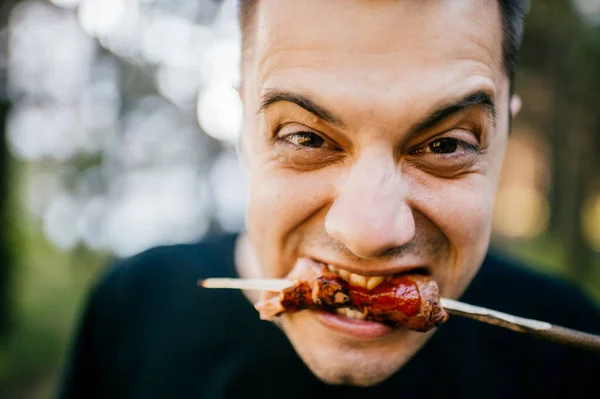 Hombre Comiendo Salchicha Parrilla Bosque — Foto de Stock