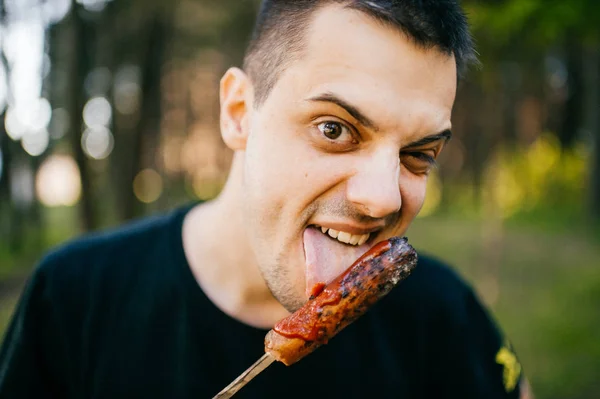 Hombre Comiendo Salchicha Parrilla Bosque — Foto de Stock