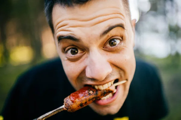 Homme Mangeant Des Saucisses Grillées Dans Forêt — Photo
