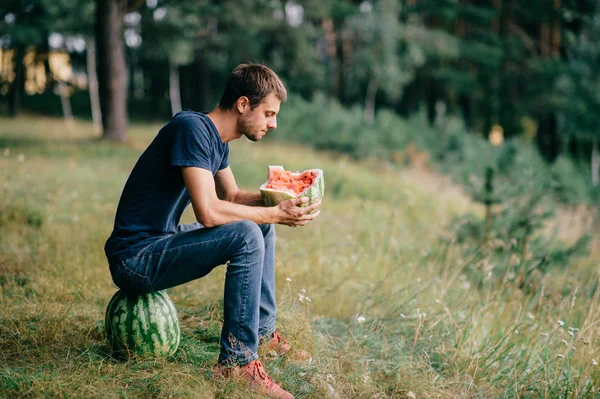 Jeune Homme Avec Pastèque Reposant Dans Forêt — Photo