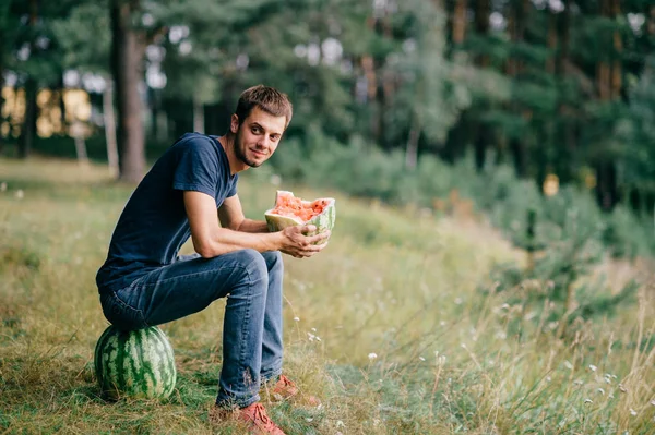 Jonge Man Met Watermeloen Rusten Bos — Stockfoto