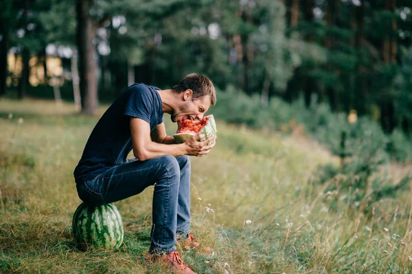 Ung Mann Som Spiser Fersk Vannmelon Skogen – stockfoto