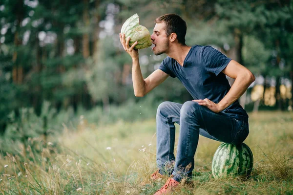 Jonge Man Het Eten Van Verse Watermeloen Bos — Stockfoto