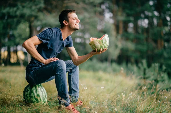 Jonge Man Met Watermeloen Rusten Bos — Stockfoto