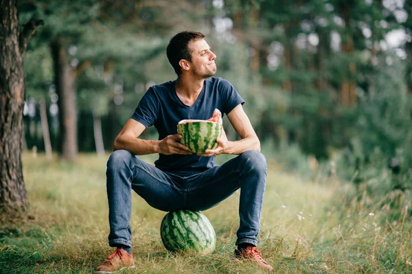 Jonge Man Met Watermeloen Rusten Bos — Stockfoto