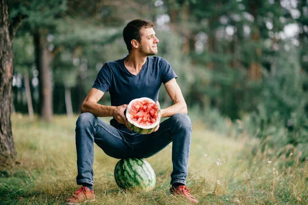 Jonge Man Met Watermeloen Rusten Bos — Stockfoto