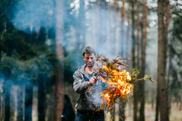 Joven Con Leña Ardiendo Las Manos — Foto de Stock