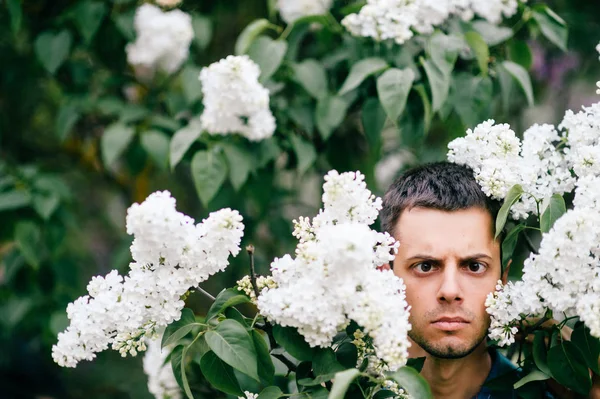 Gros Portrait Jeune Homme Dans Beaux Buissons Lilas — Photo