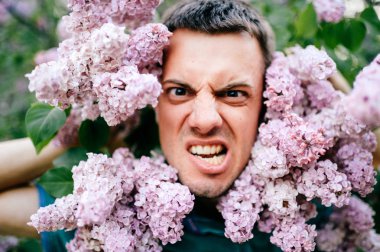 Güzel leylak çalıların genç adam portresi portre