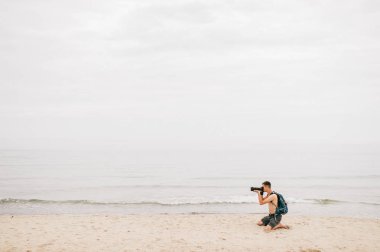 Genç seyahat fotoğrafları kum plajındaki doğanın yapma