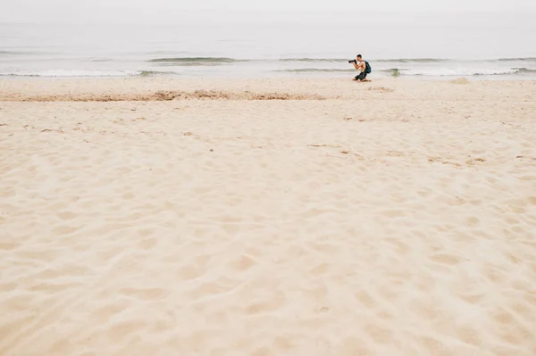 Giovane Viaggiatore Che Foto Della Natura Sulla Spiaggia Sabbia — Foto Stock