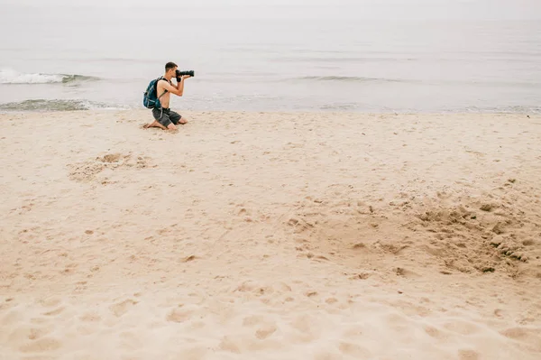 Junge Reisende Machen Fotos Von Der Natur Sandstrand — Stockfoto