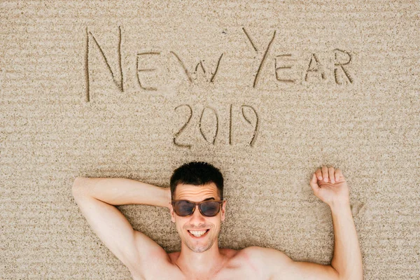 Jonge Man Zonnebril Liegen Topless Aan Zandstrand Met Nieuwjaar 2019 — Stockfoto