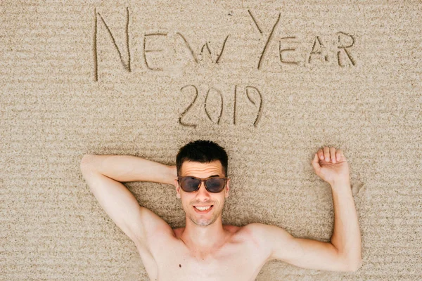 Jonge Man Zonnebril Liegen Topless Aan Zandstrand Met Nieuwjaar 2019 — Stockfoto