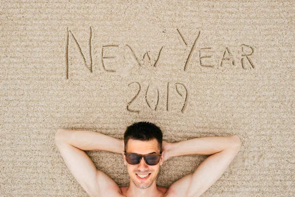 Jonge Man Zonnebril Liegen Topless Aan Zandstrand Met Nieuwjaar 2019 — Stockfoto