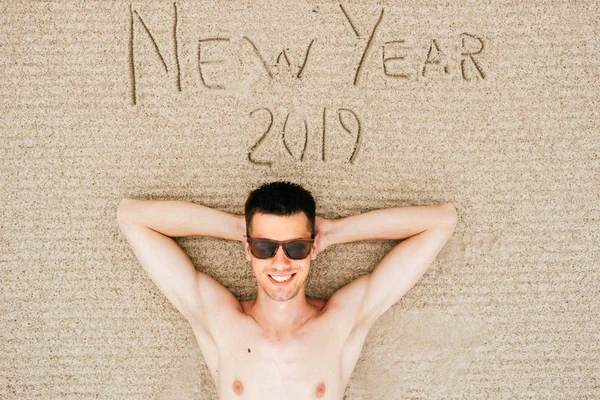 Jonge Man Zonnebril Liegen Topless Aan Zandstrand Met Nieuwjaar 2019 — Stockfoto